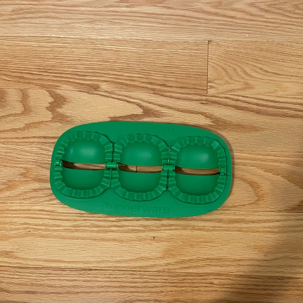 Tupperware Mini Empanada Maker Turnover Calzone Pie Press Pastry Mold